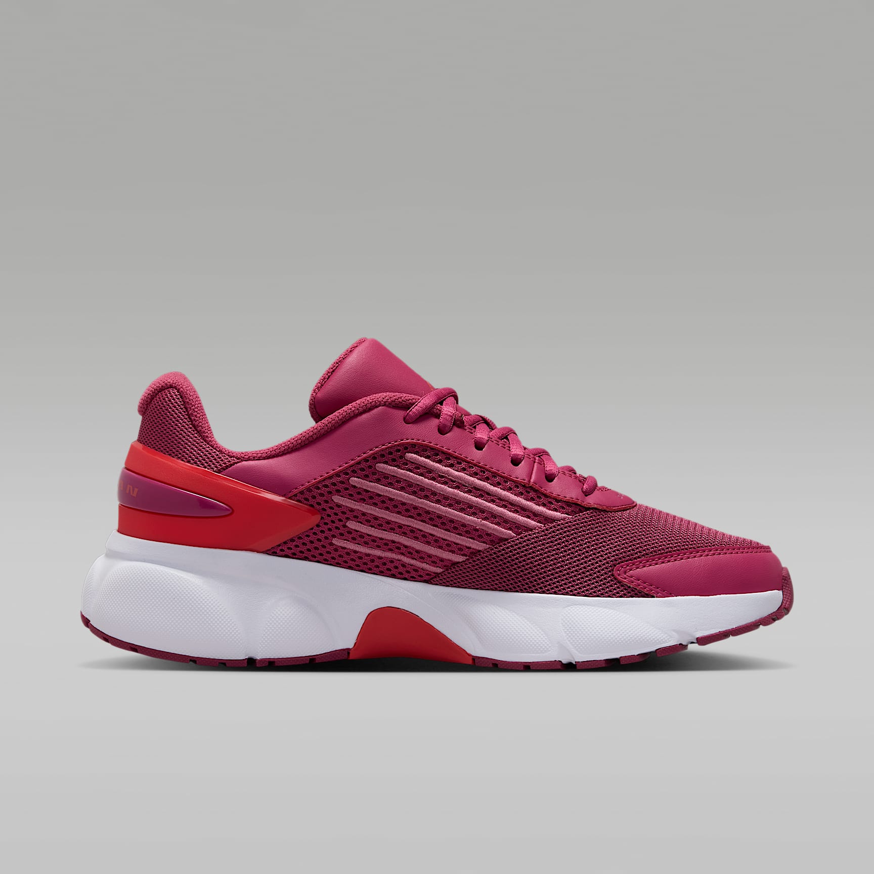 Jordan Trunner Flow Damenschuhe – Sweet Beet/Pale Ivory/Desert Berry/Track Red