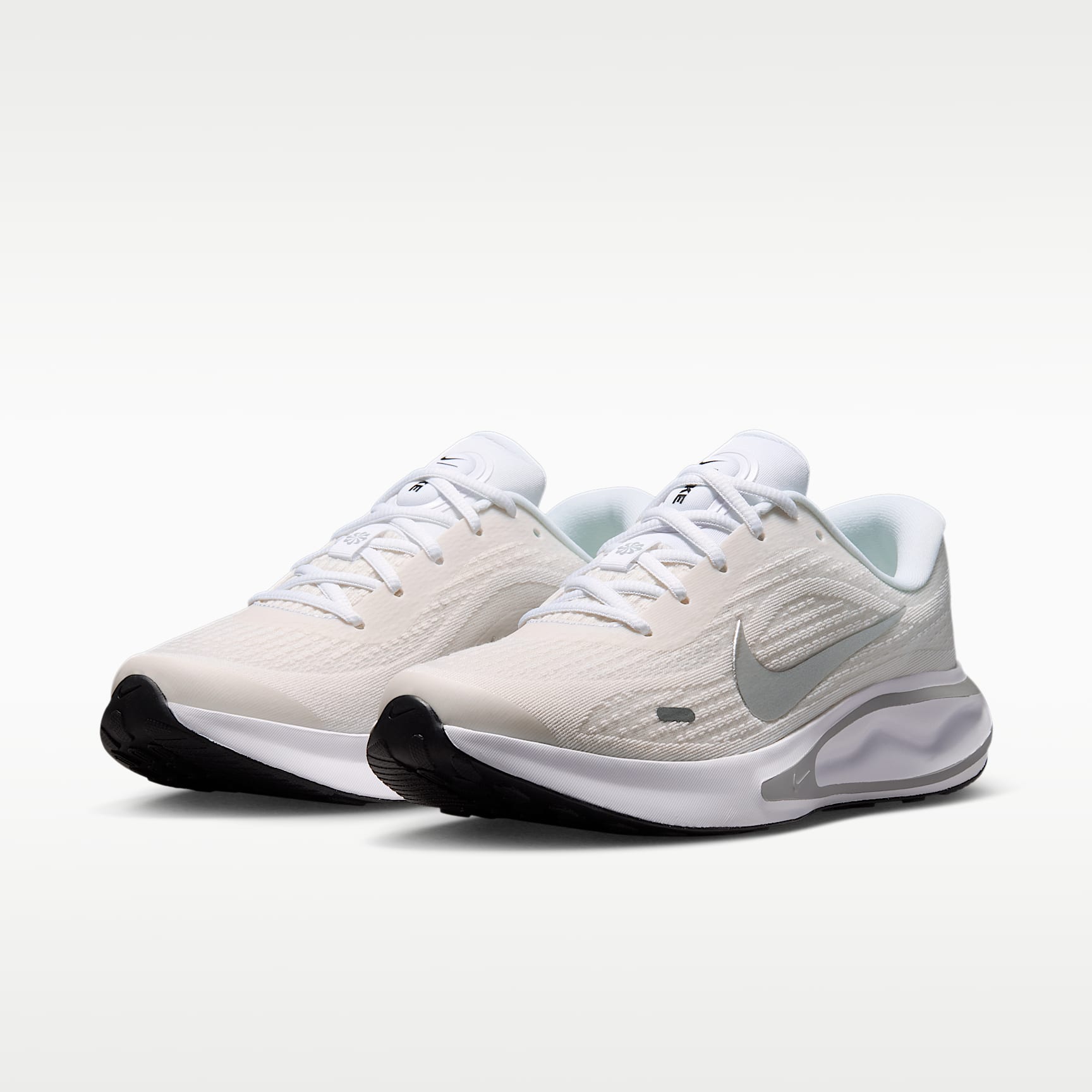 Nike Journey Run Straßenlaufschuh für Damen – Weiß/Sail/Schwarz/Metallic Silver