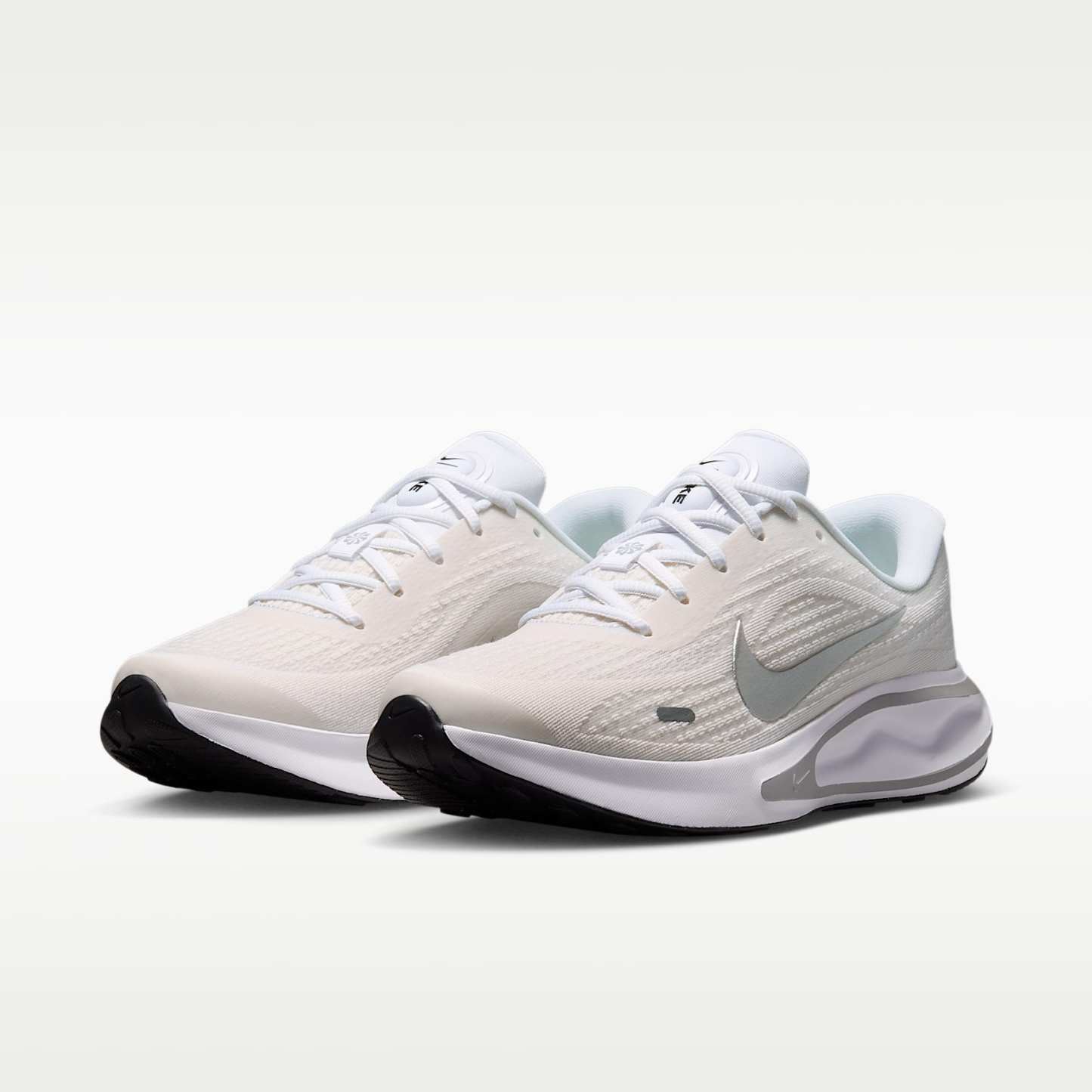 Nike Journey Run Straßenlaufschuh für Damen – Weiß/Sail/Schwarz/Metallic Silver