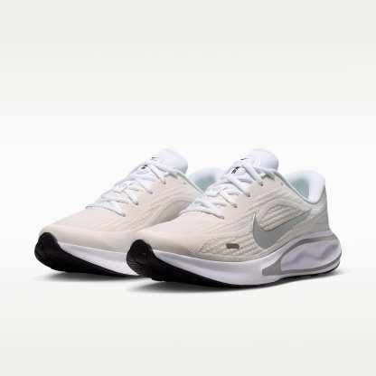 Nike Journey Run Straßenlaufschuh für Damen – Weiß/Sail/Schwarz/Metallic Silver