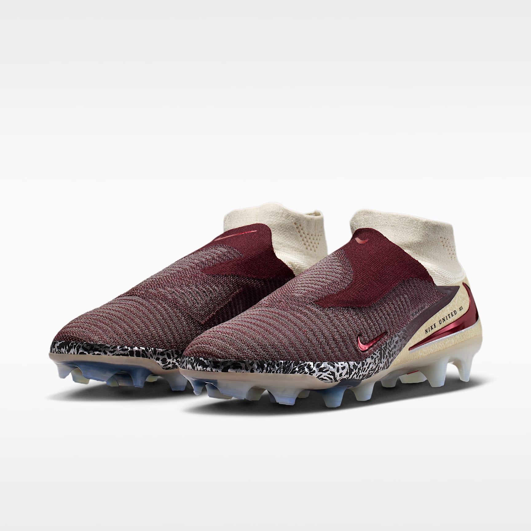 Nike United Phantom 6 High Elite Fußballschuh für normalen Rasen – Burgundy Crush/Fossil/University Red
