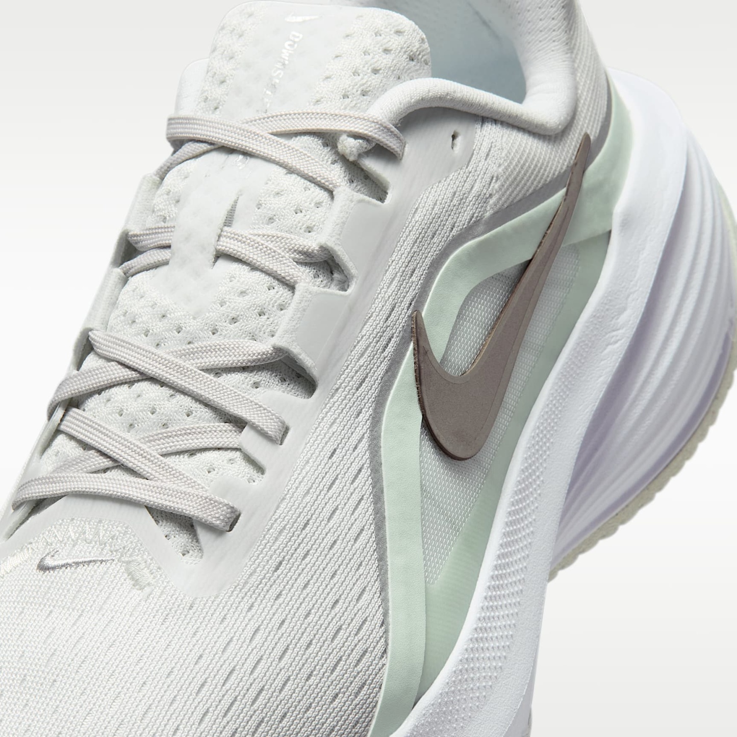 Nike Downshifter 14 Straßenlaufschuh (Damen) – Off White/Barely Green/Weiß/Metallic Silver