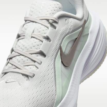 Nike Downshifter 14 Straßenlaufschuh (Damen) – Off White/Barely Green/Weiß/Metallic Silver
