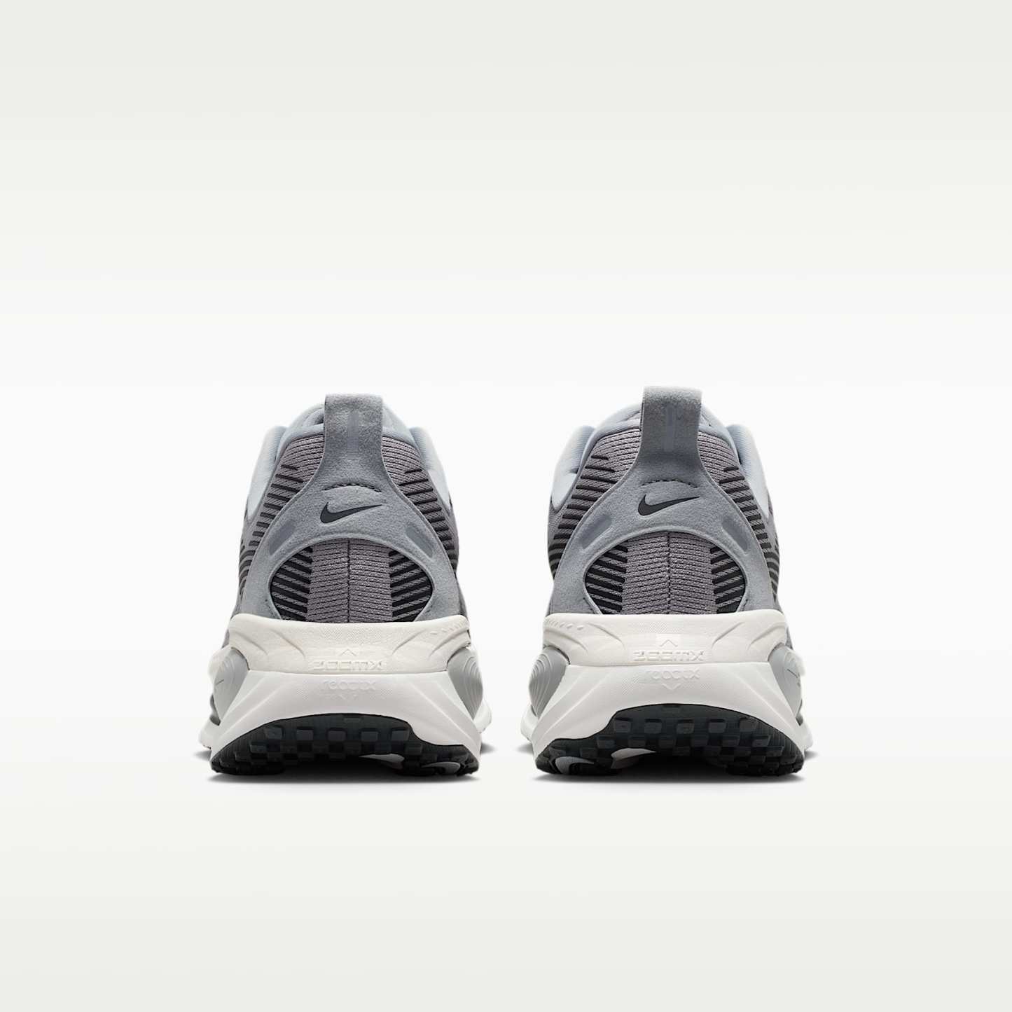 Nike Vomero 18 Straßenlaufschuh (Herren) – Wolf Grey/Pure Platinum/Summit White/Anthracite