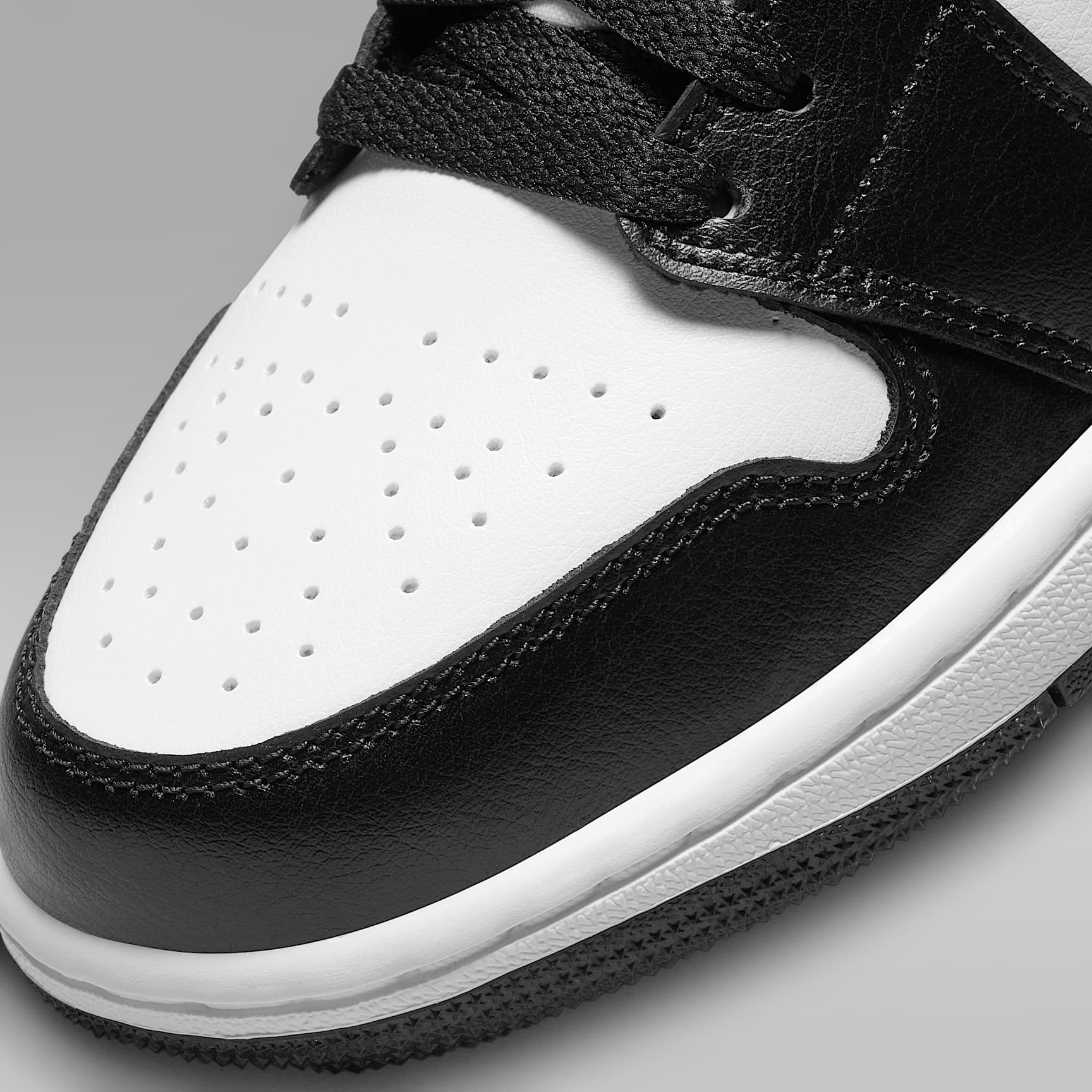 Air Jordan 1 Low Damenschuh – Weiß/Weiß/Schwarz