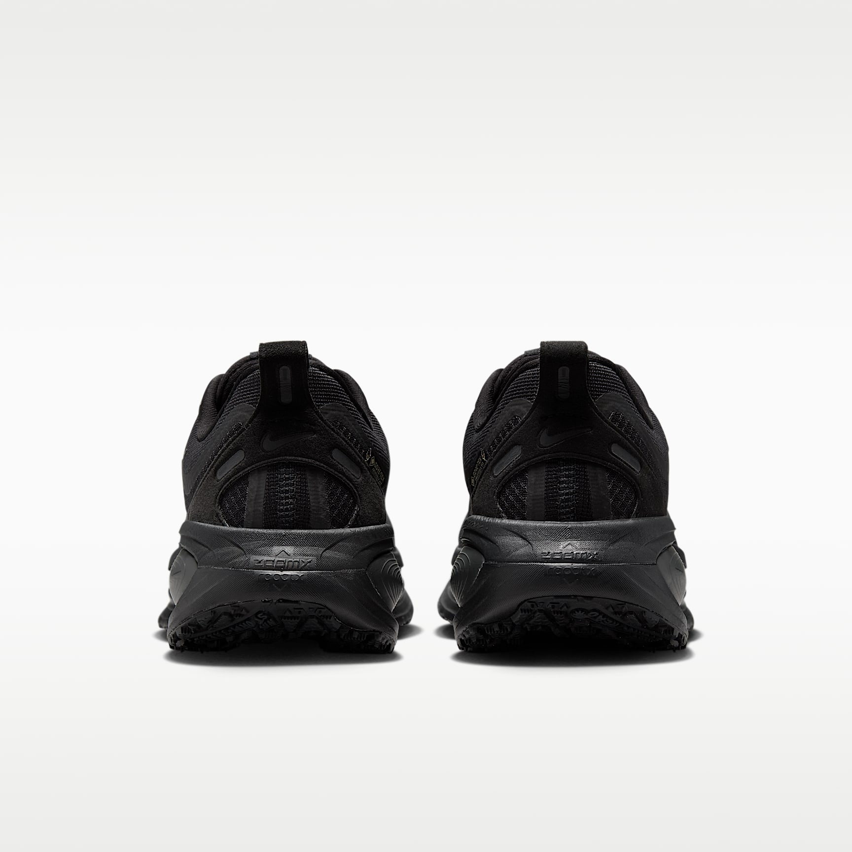 Nike Vomero 18 GORE-TEX Wasserdichter Straßenlaufschuh mit reflektierenden Designakzenten (Damen) – Schwarz/Anthracite