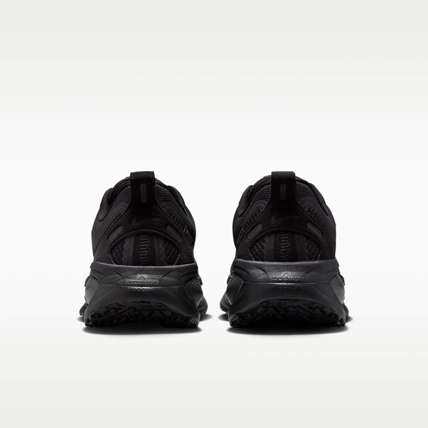 Nike Vomero 18 GORE-TEX Wasserdichter Straßenlaufschuh mit reflektierenden Designakzenten (Damen) – Schwarz/Anthracite