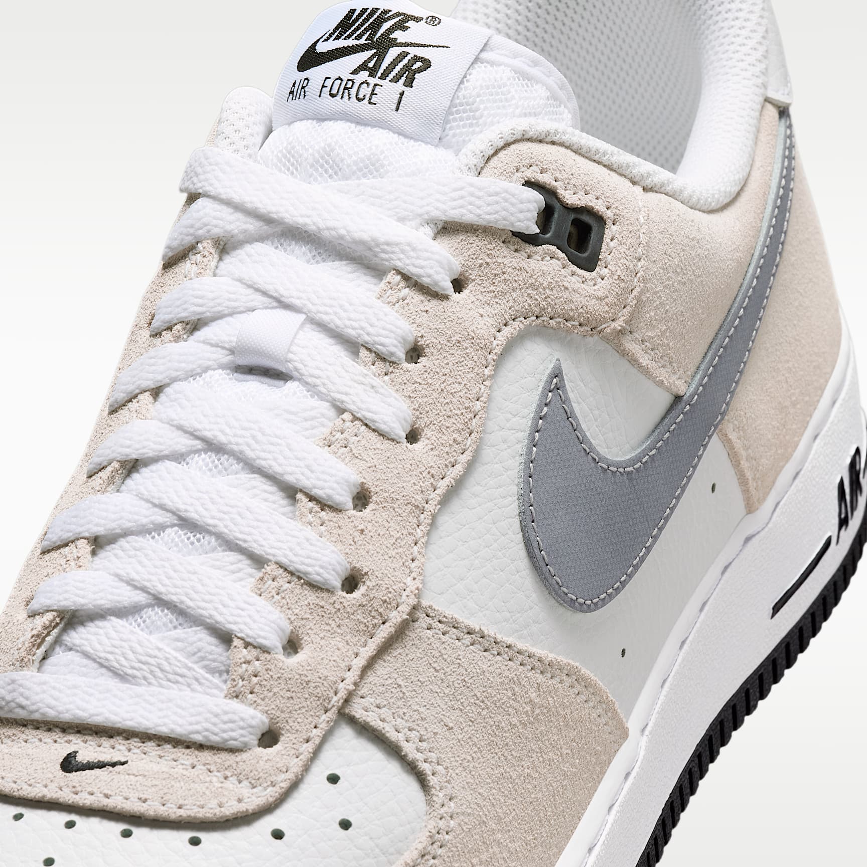 Nike Air Force 1 '07 LV8 Schuh (Herren) – Weiß/Schwarz/Cool Grey/Metallic Cool Grey