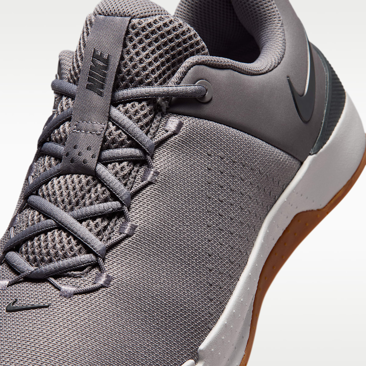 Nike MC Trainer 4 Trainingsschuh (Herren) – Pencil Point/Photon Dust/Gum Medium Brown/Dark Smoke Grey
