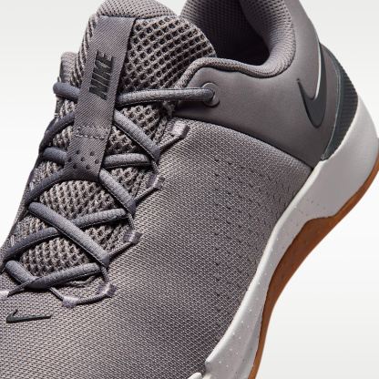 Nike MC Trainer 4 Trainingsschuh (Herren) – Pencil Point/Photon Dust/Gum Medium Brown/Dark Smoke Grey