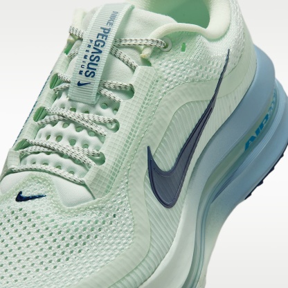 Nike Pegasus Premium Straßenlaufschuh (Damen) – Barely Green/Work Blue/Football Grey/Blue Void