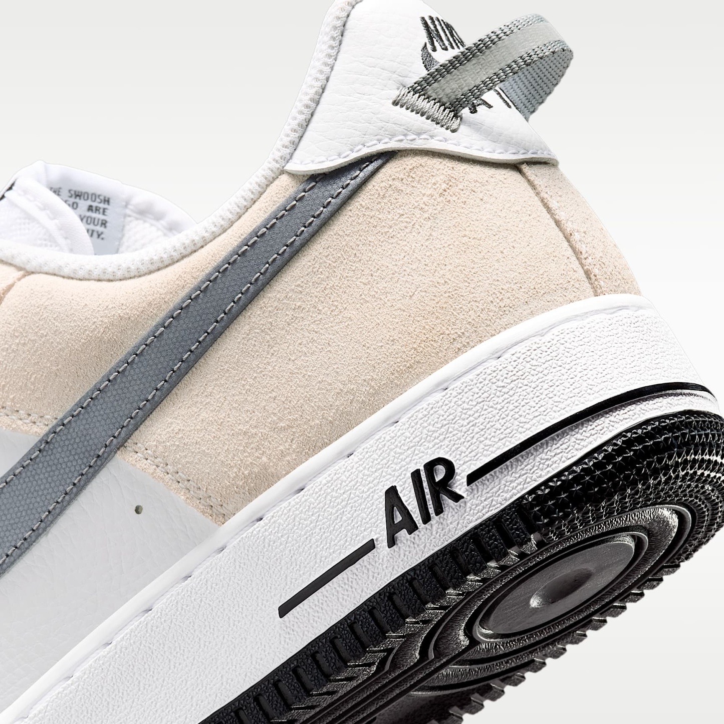 Nike Air Force 1 '07 LV8 Schuh (Herren) – Weiß/Schwarz/Cool Grey/Metallic Cool Grey