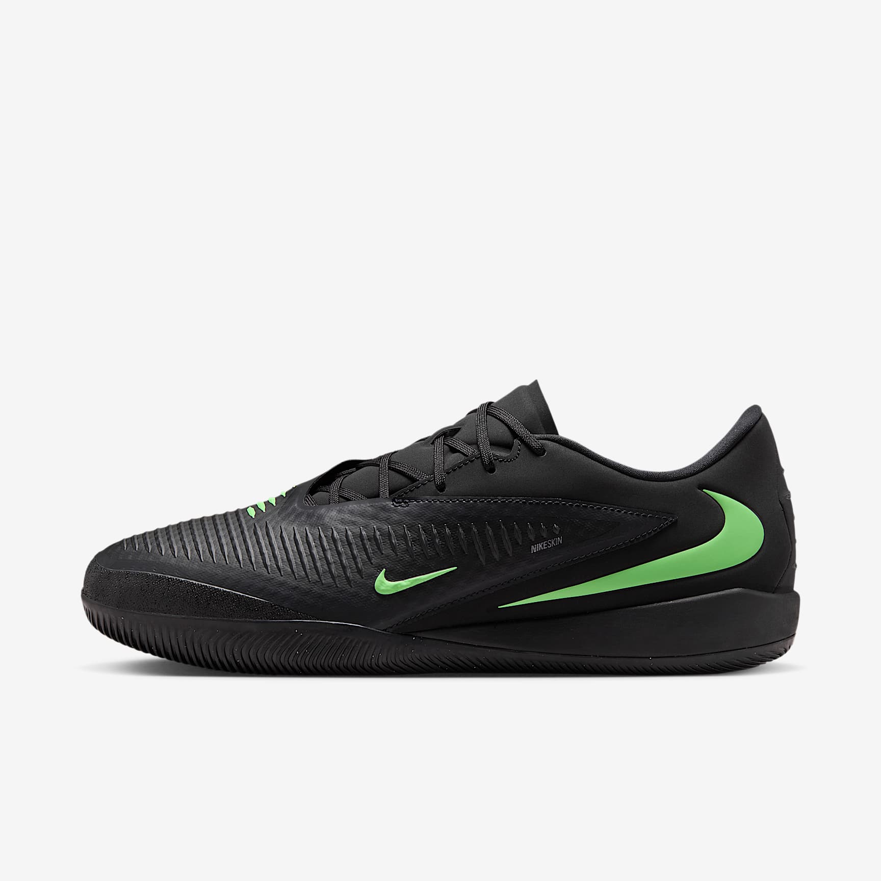 Nike Phantom 6 Low Academy Fußballschuh für Hallen- und Hartplätze – Schwarz/Schwarz/Illusion Green