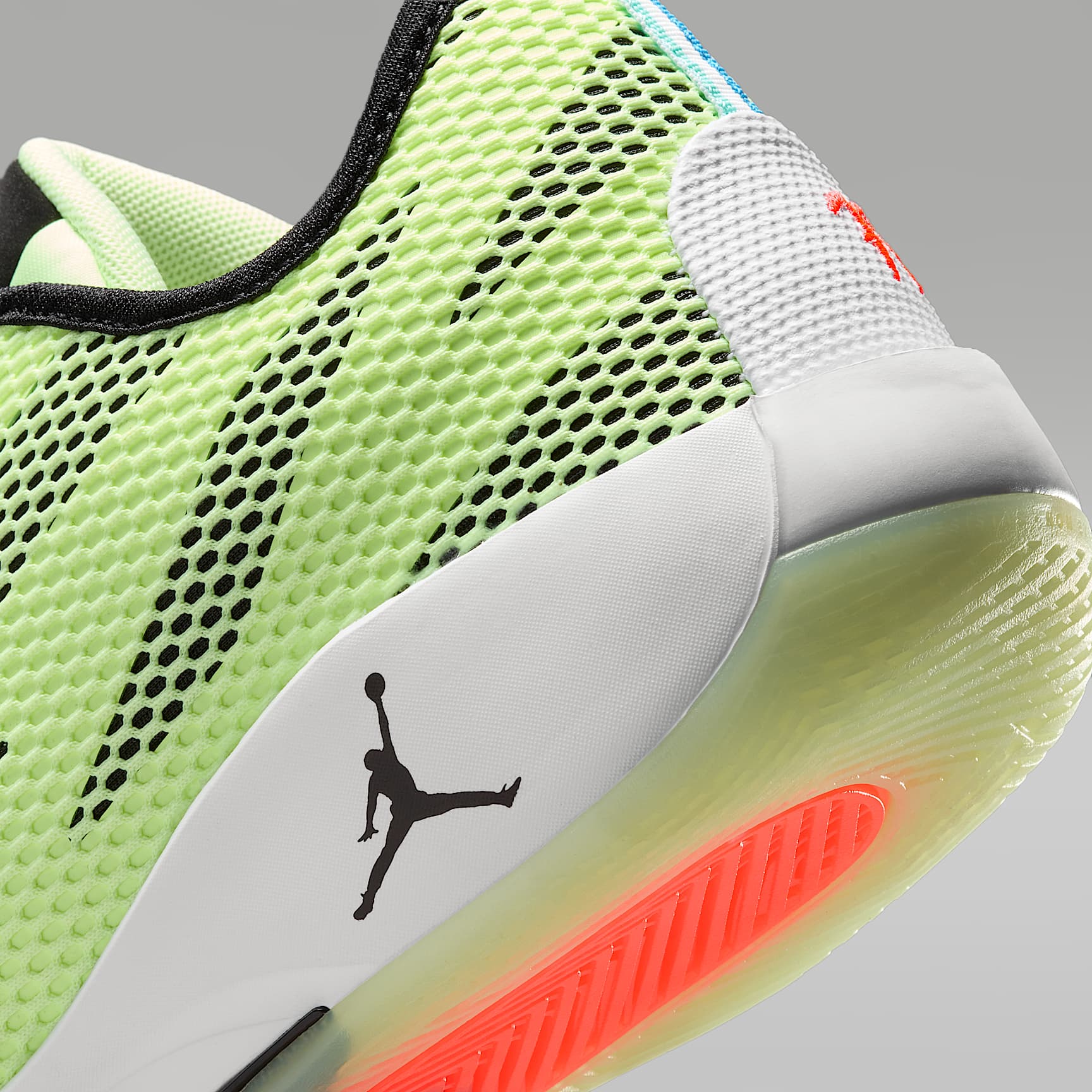 Luka 77 Basketballschuh – Barely Volt/Schwarz/Weiß/Infrared 23