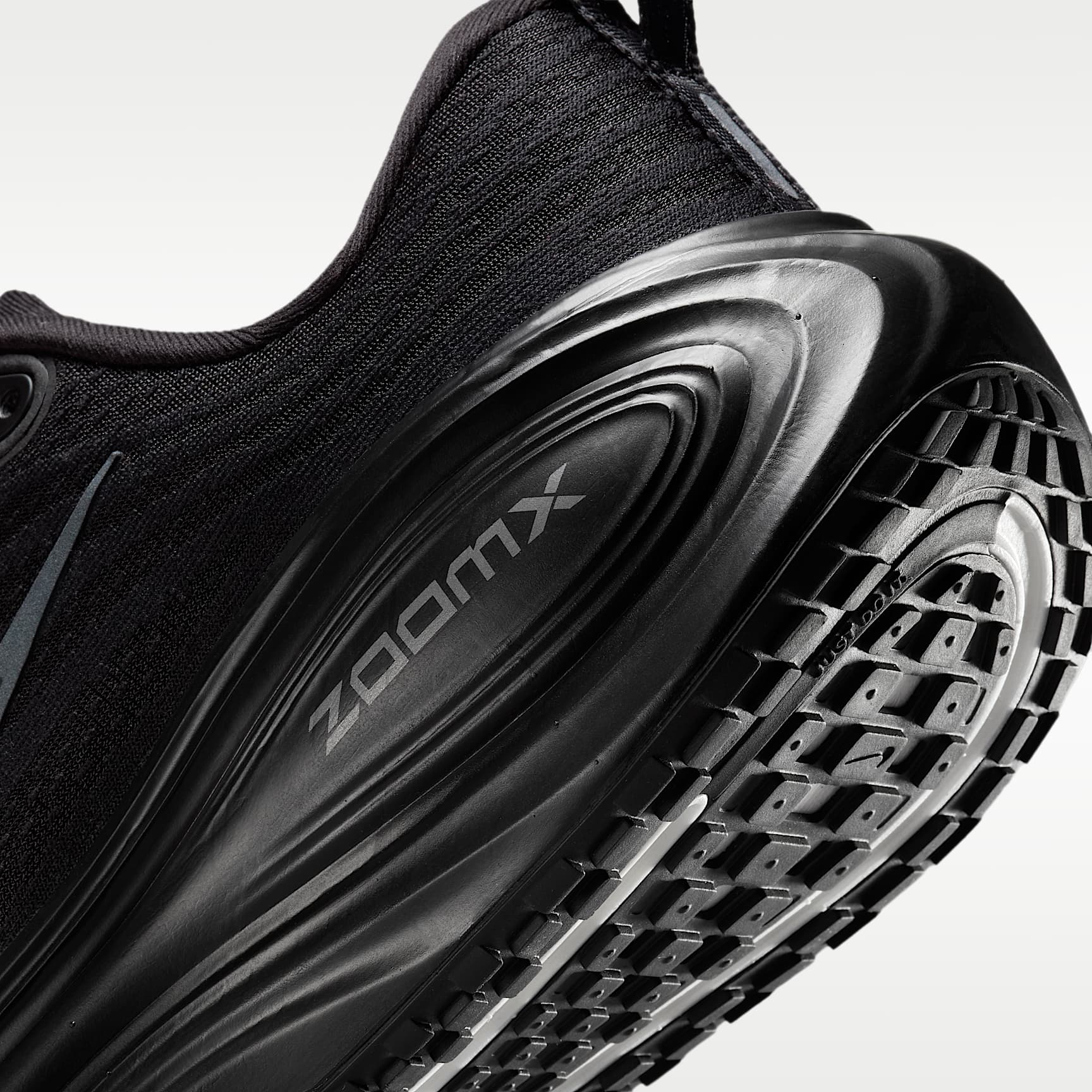 Nike Vomero Plus Straßenlaufschuh (Damen) – Schwarz/Metallic Dark Grey/Cool Grey/Dark Smoke Grey