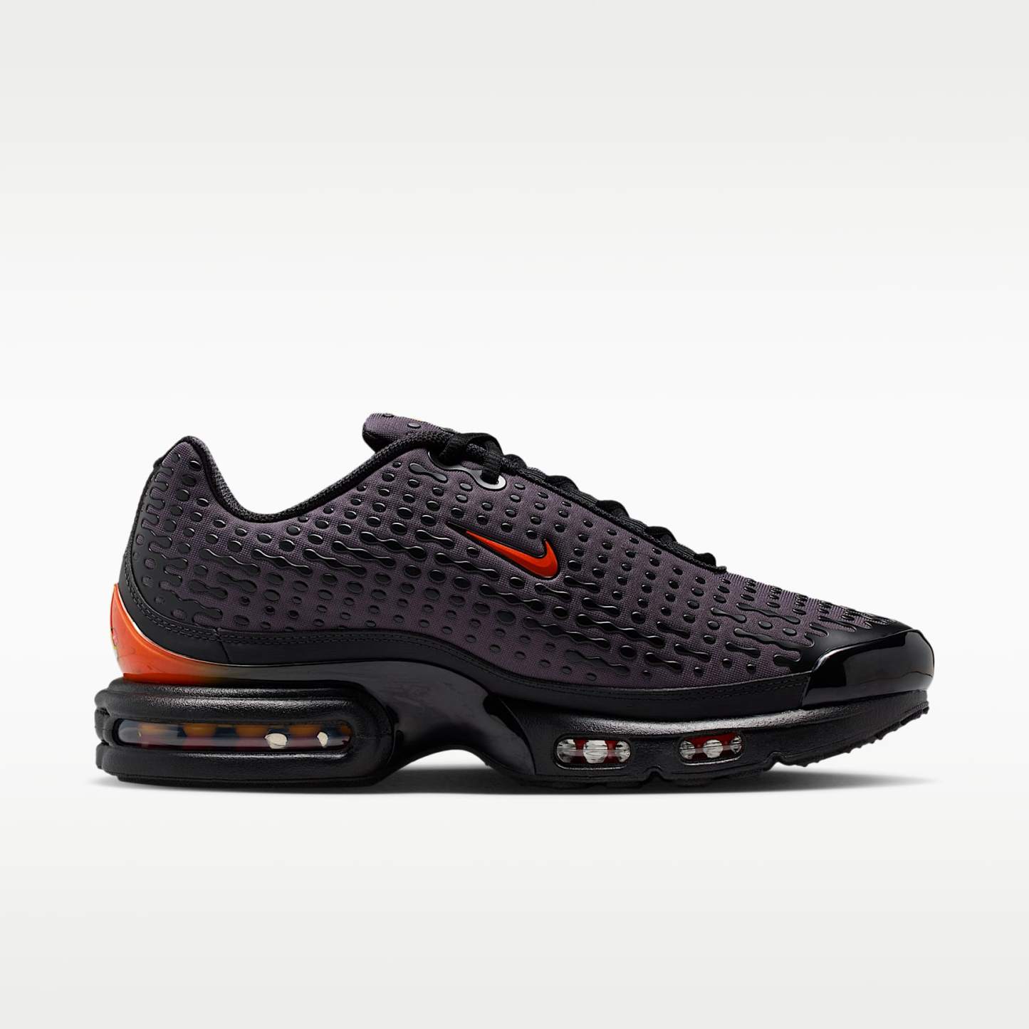 Nike Air Max Plus VII Schuh (Herren) – Schwarz/Medium Ash/Bright Crimson/Dark Copper