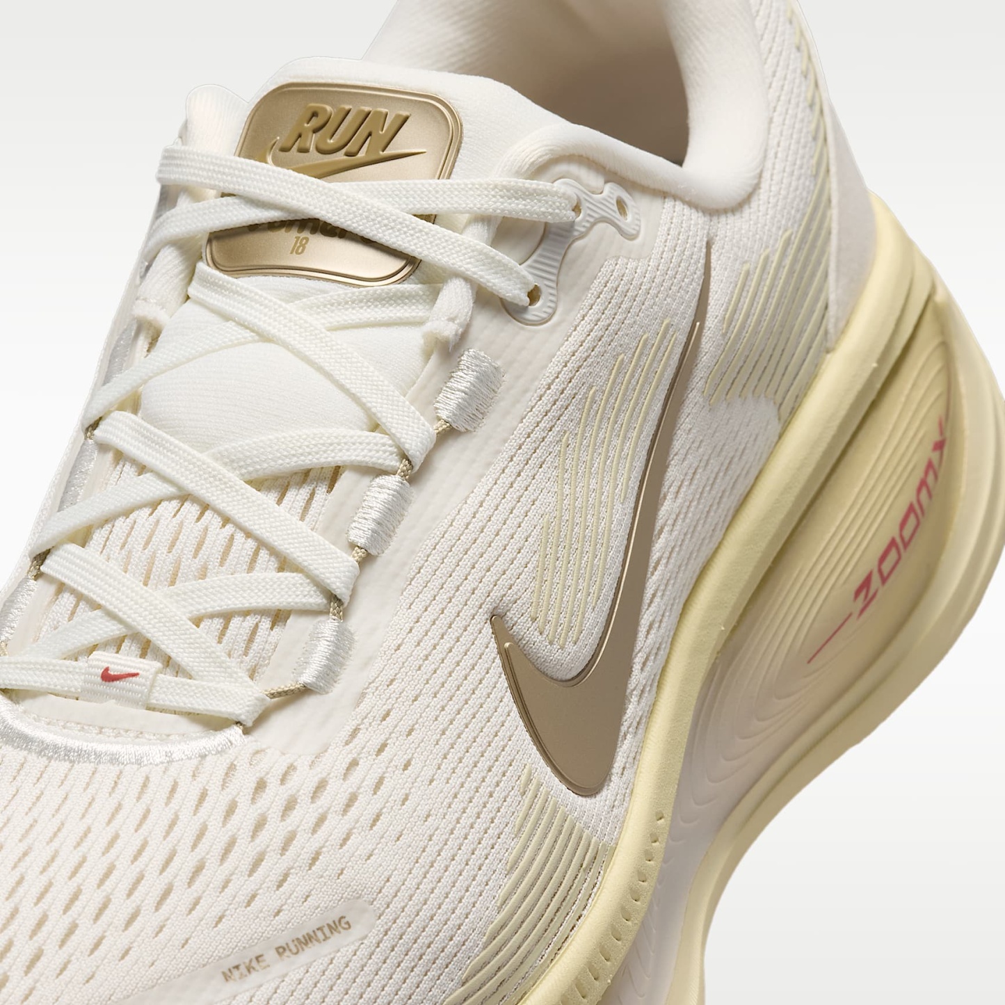 Nike Vomero 18 Straßenlaufschuh (Damen) – Sail/Light Khaki/Filbert/Metallic Gold Grain