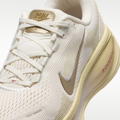 Nike Vomero 18 Straßenlaufschuh (Damen) – Sail/Light Khaki/Filbert/Metallic Gold Grain