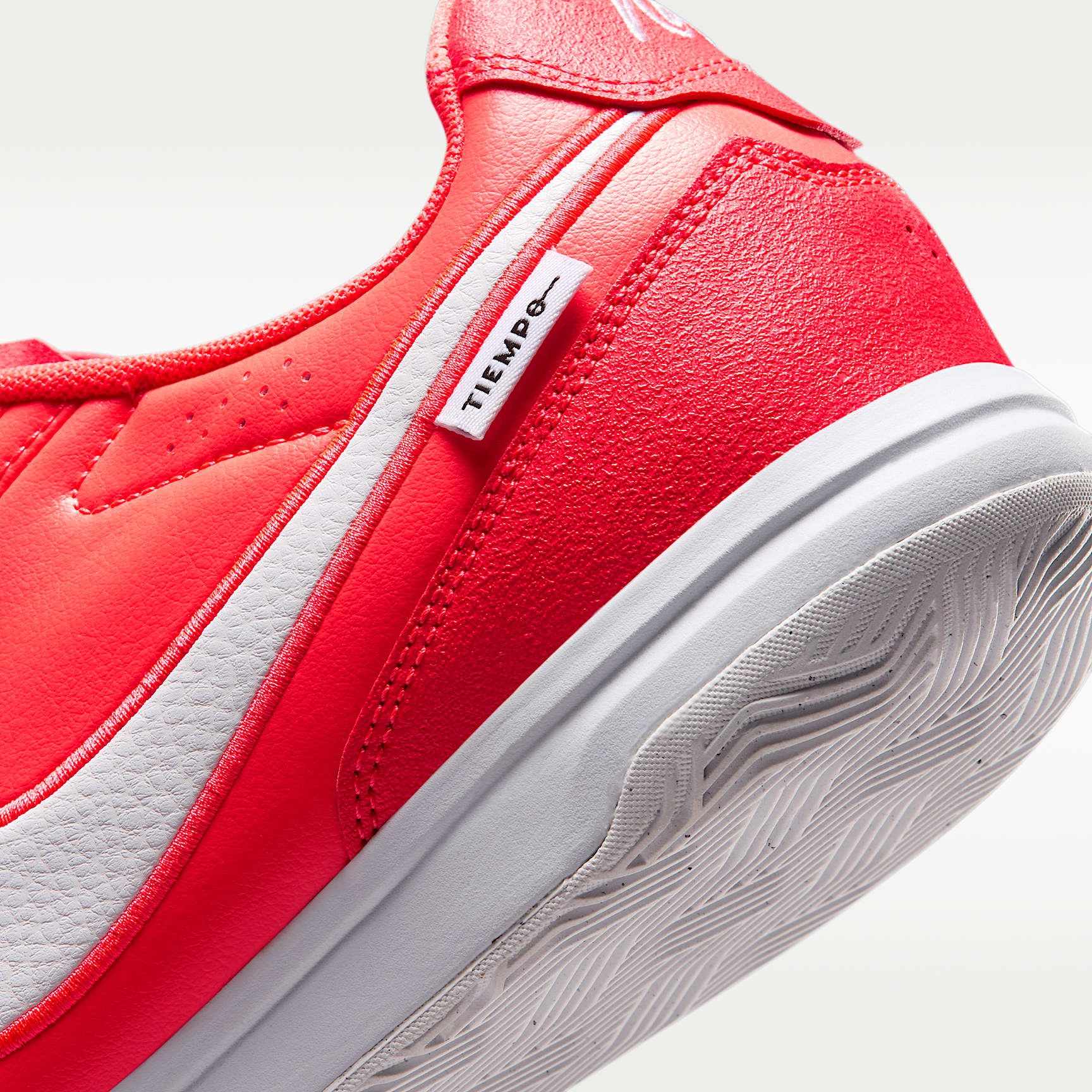 Nike Tiempo Streetgato Low-Top-Fußballschuh für Hallen- und Hartplätze – Bright Crimson/Weiß/Weiß