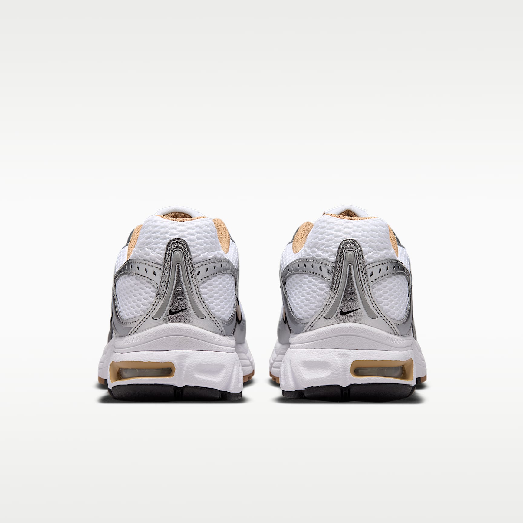 Nike Air Max Moto 2K Schuh mit reflektierenden Akzenten (Damen) – Weiß/Metallic Silver/Schwarz/British Khaki
