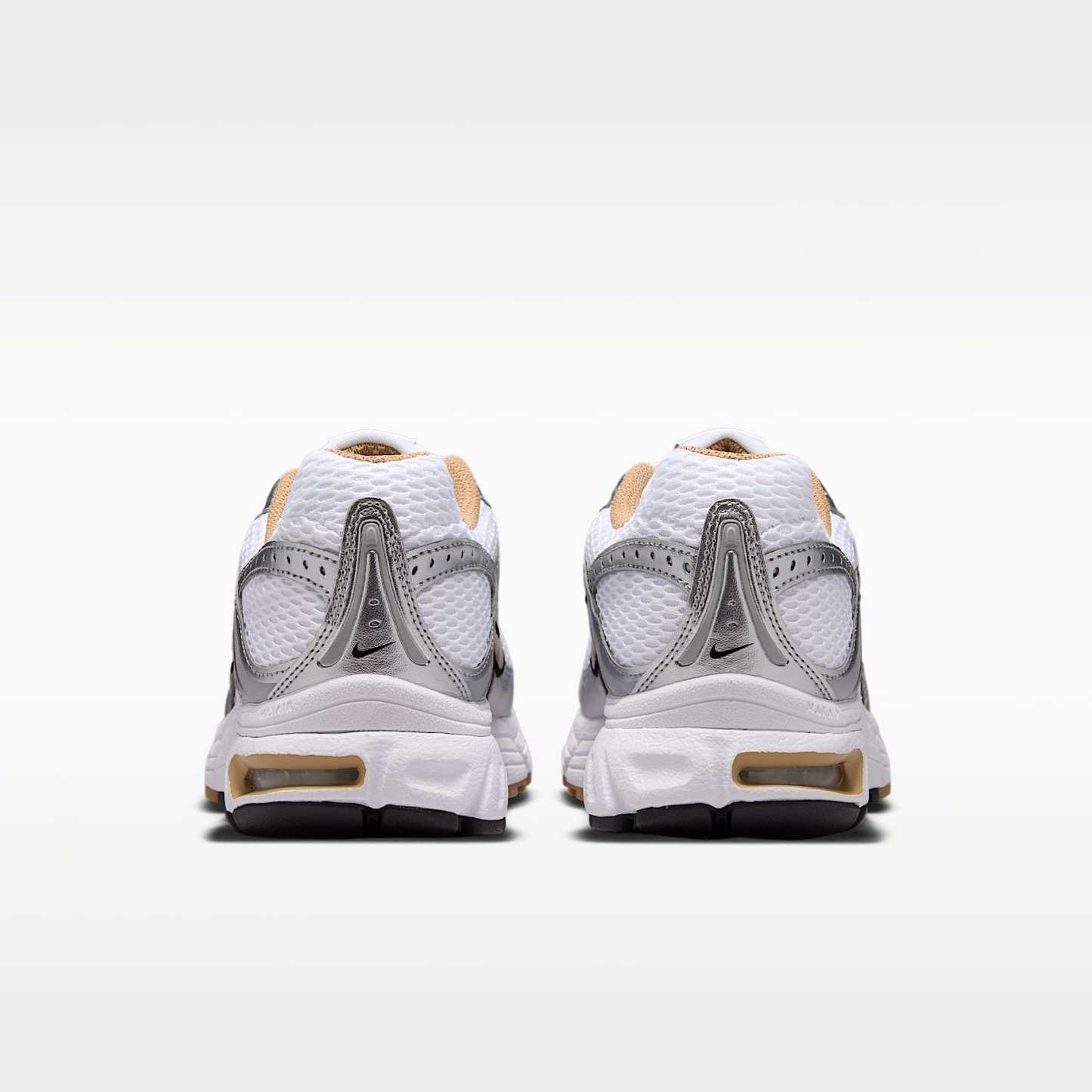 Nike Air Max Moto 2K Schuh mit reflektierenden Akzenten (Damen) – Weiß/Metallic Silver/Schwarz/British Khaki