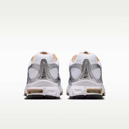 Nike Air Max Moto 2K Schuh mit reflektierenden Akzenten (Damen) – Weiß/Metallic Silver/Schwarz/British Khaki
