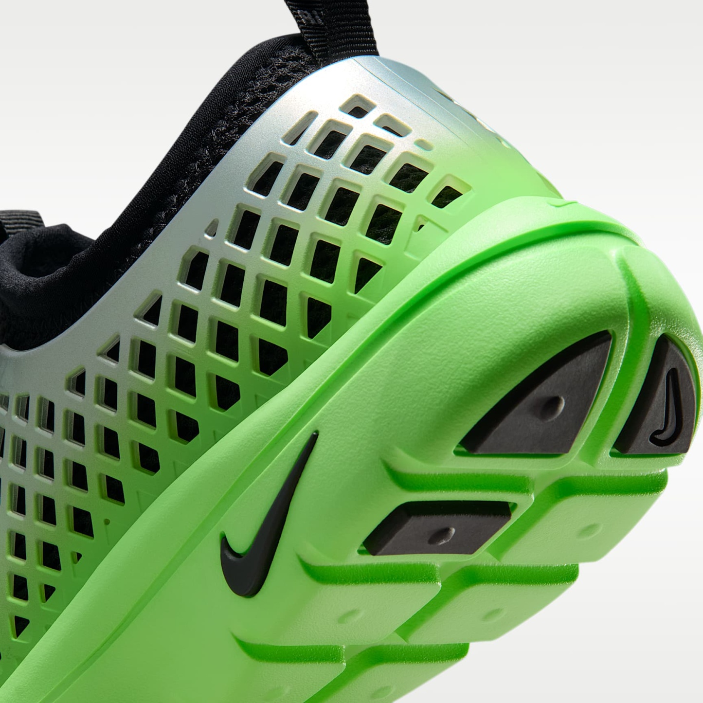 Nike Rejuven8 Run SP Schuh (Damen) – Metallic Silver/Voltage Green/Schwarz