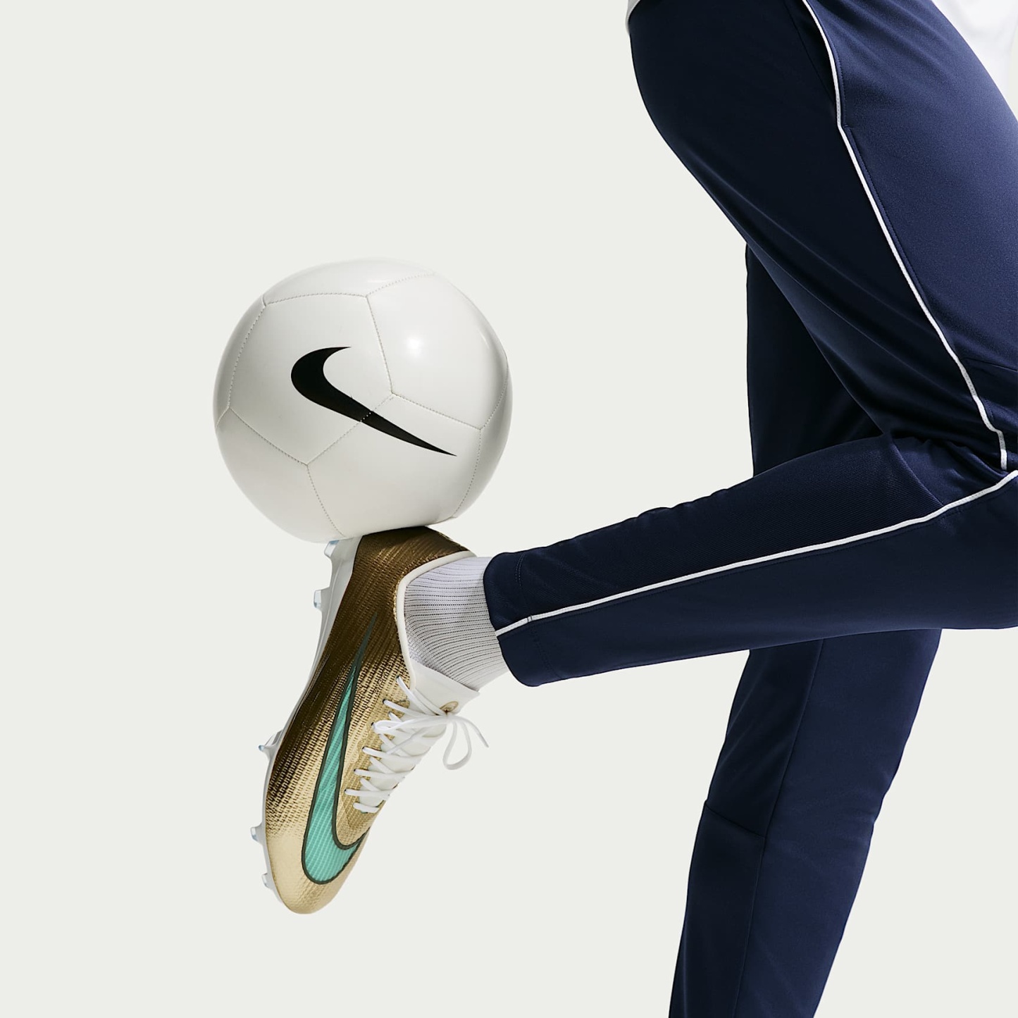 Nike Mercurial Superfly 11 Pro „Kylian Mbappé“ Low-Top-Fußballschuh für normalen Rasen – Metallic Gold/Green Glow