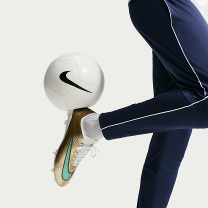 Nike Mercurial Superfly 11 Pro „Kylian Mbappé“ Low-Top-Fußballschuh für normalen Rasen – Metallic Gold/Green Glow