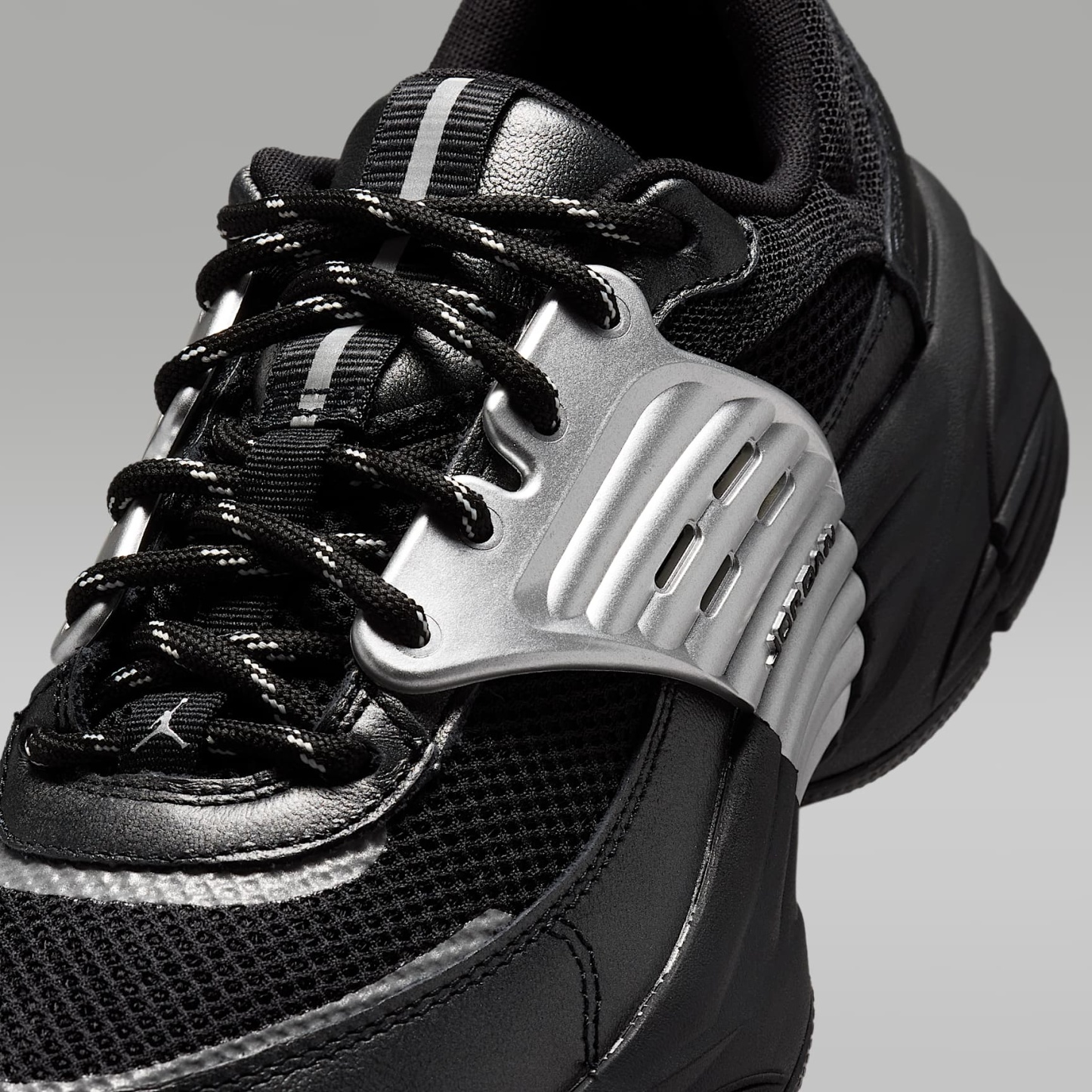 Jordan Trunner O/S Damenschuhe – Schwarz/Schwarz/Schwarz/Metallic Silver