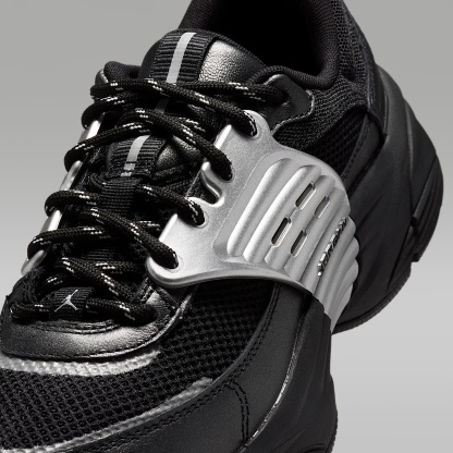 Jordan Trunner O/S Damenschuhe – Schwarz/Schwarz/Schwarz/Metallic Silver
