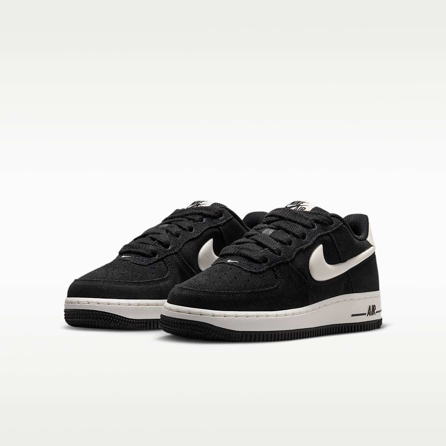 Nike Air Force 1 LV8 Schuh (ältere Kinder) – Schwarz/Sail