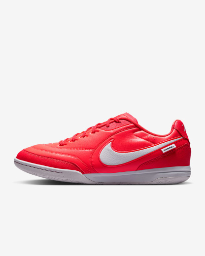 Nike Tiempo Streetgato Low-Top-Fußballschuh für Hallen- und Hartplätze – Bright Crimson/Weiß/Weiß