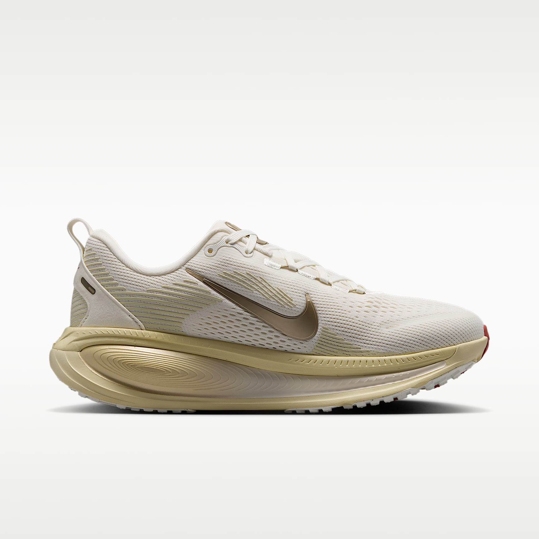 Nike Vomero 18 Straßenlaufschuh (Damen) – Sail/Light Khaki/Filbert/Metallic Gold Grain