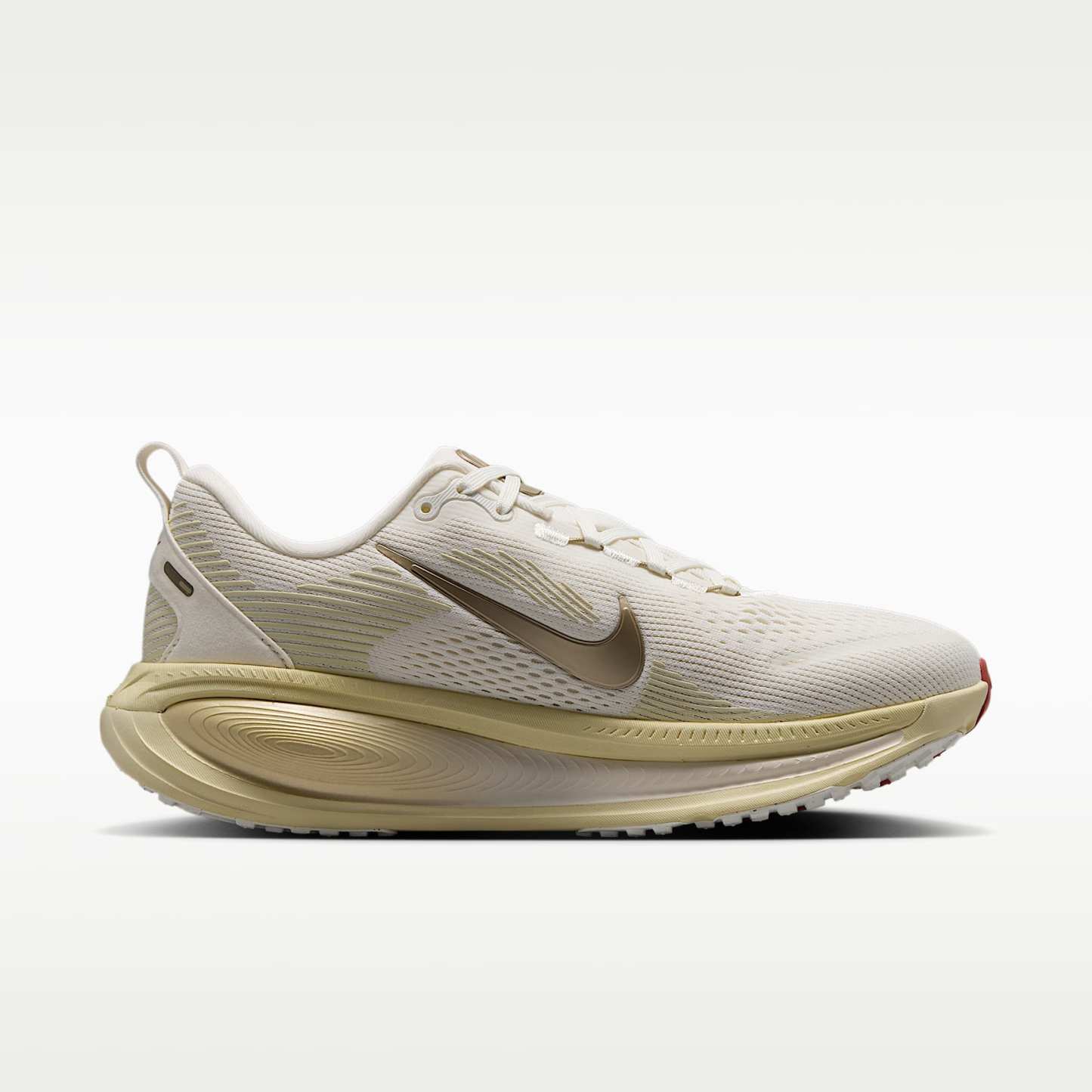 Nike Vomero 18 Straßenlaufschuh (Damen) – Sail/Light Khaki/Filbert/Metallic Gold Grain