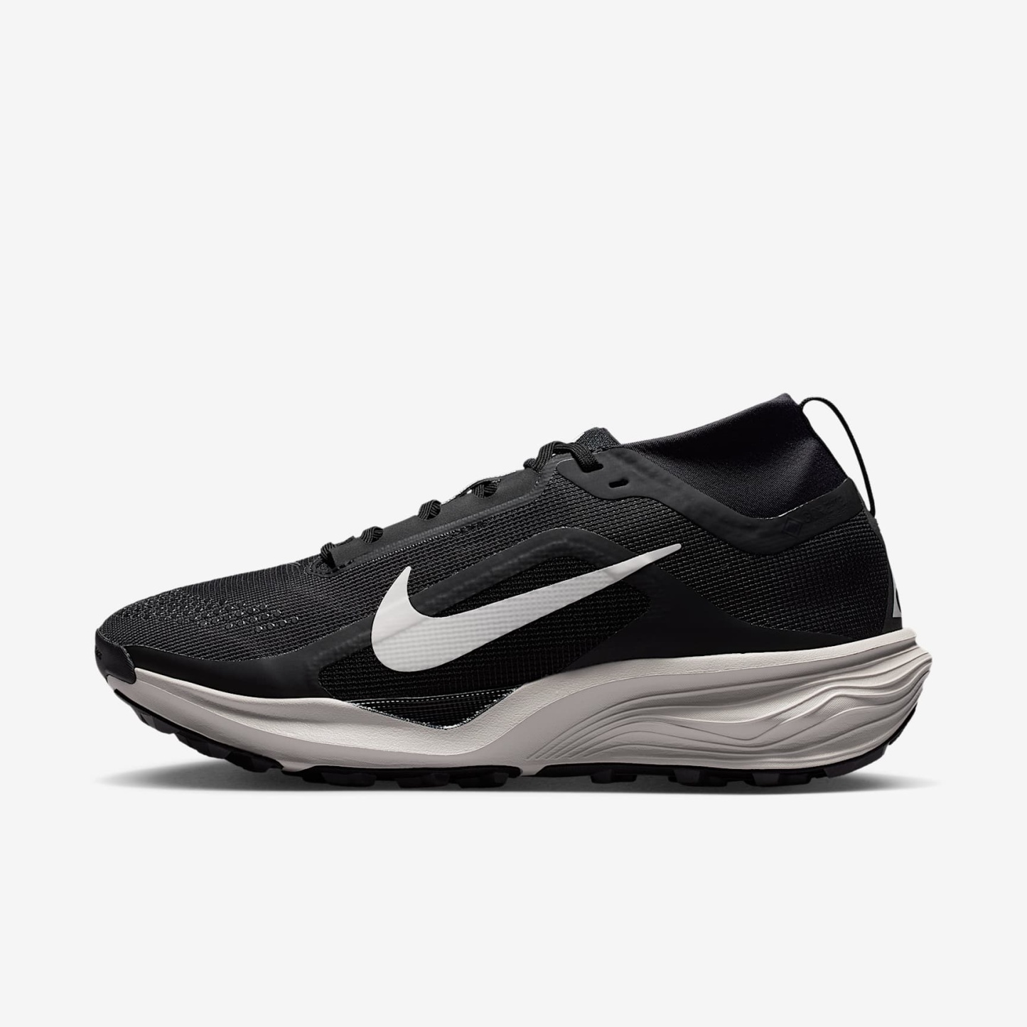 ACG Pegasus Trail GORE-TEX wasserfester Traillaufschuh (Damen) – Schwarz/Light Orewood Brown/Anthracite/Summit White