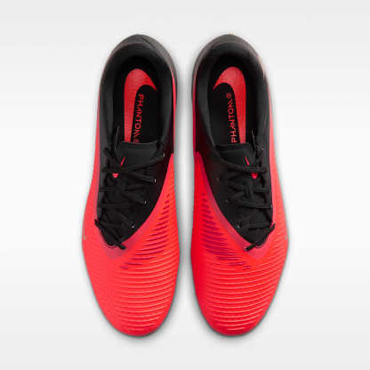 Nike Phantom 6 Low Academy Fußballschuh für weichen Rasen – Bright Crimson/Schwarz/Blur