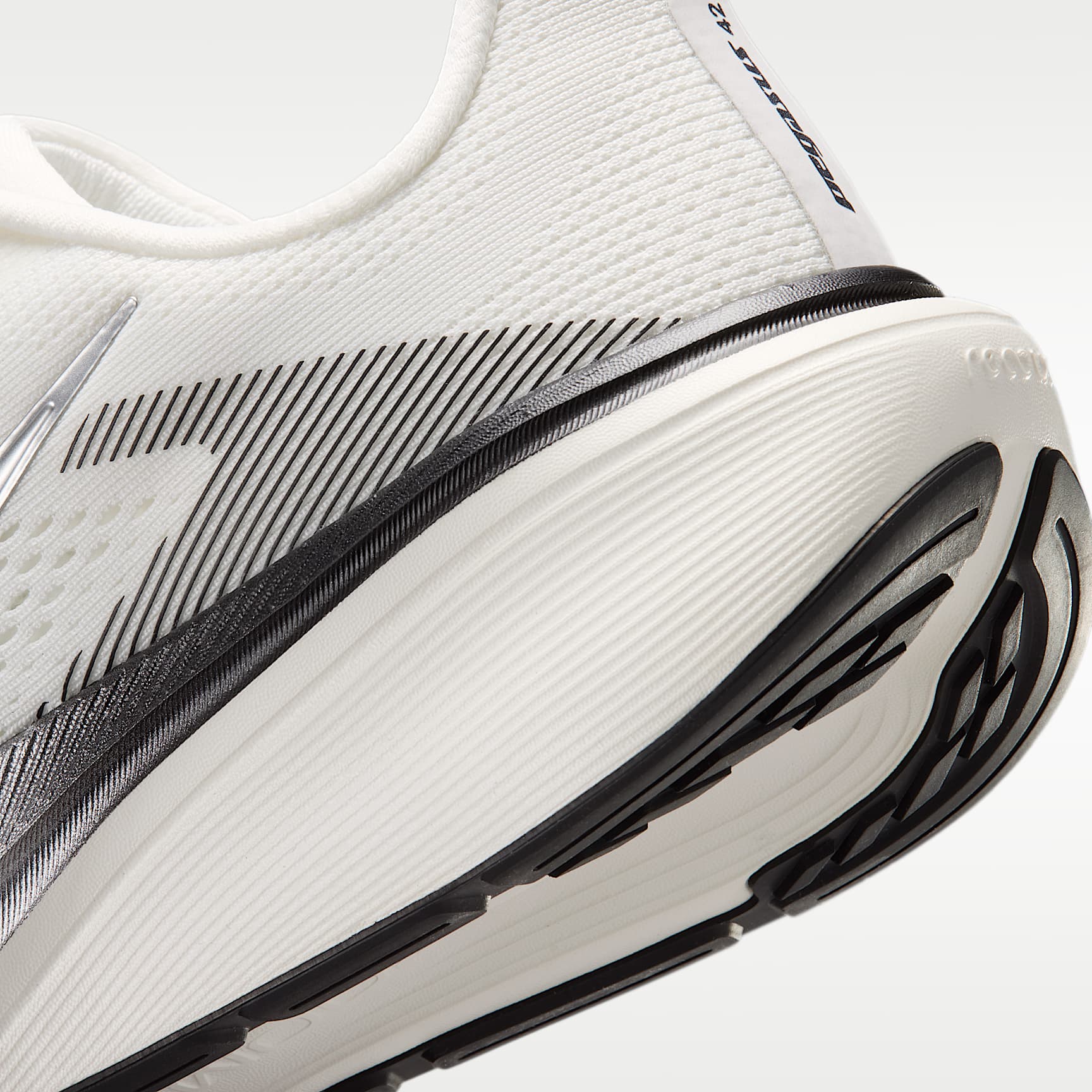 Nike Pegasus 42 Straßenlaufschuh (Damen) – Summit White/Sail/Schwarz/Metallic Silver