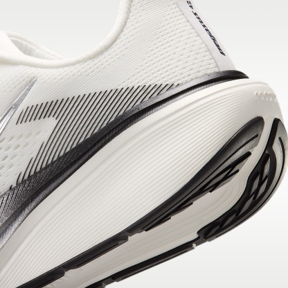 Nike Pegasus 42 Straßenlaufschuh (Damen) – Summit White/Sail/Schwarz/Metallic Silver