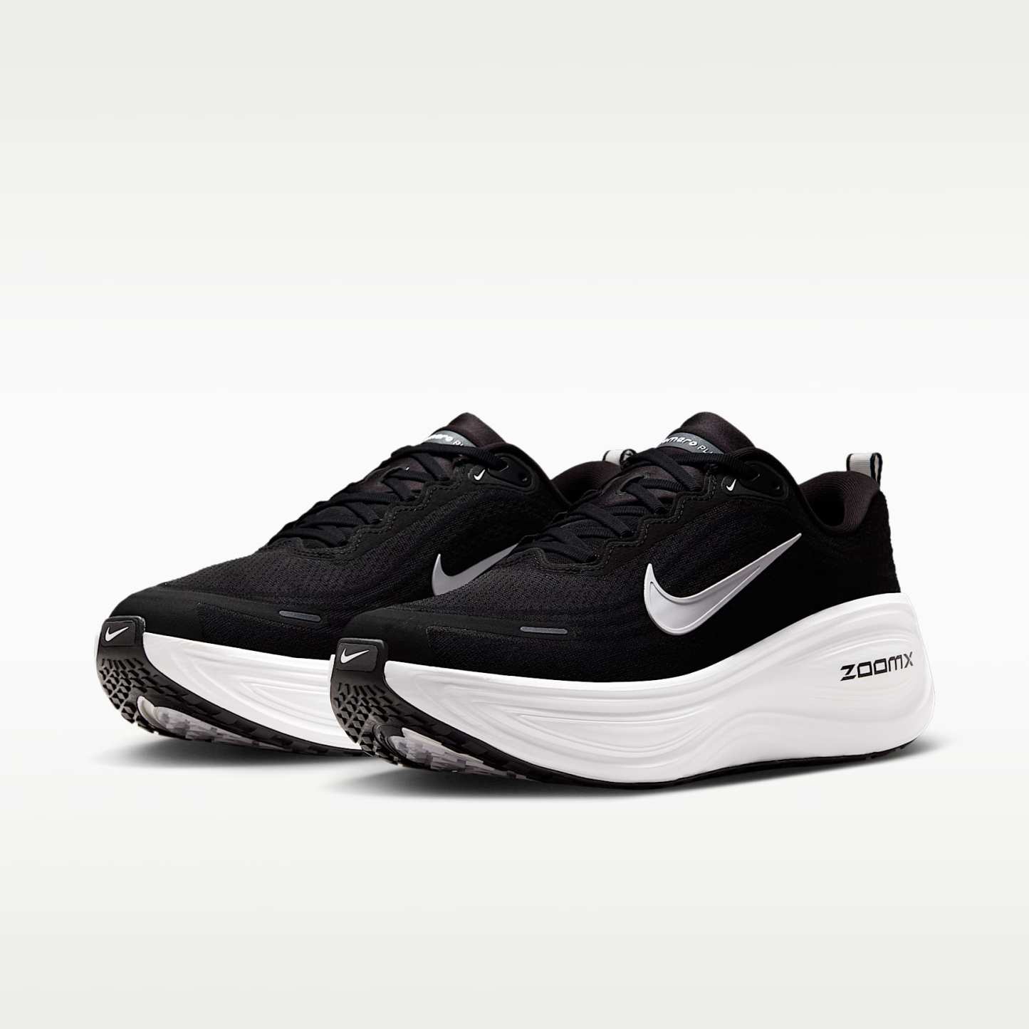 Nike Vomero Plus Straßenlaufschuh (Herren, weit) – Schwarz/Cool Grey/Metallic Dark Grey/Weiß