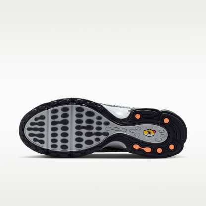 Nike Air Max Plus VII Schuh (Herren) – Light Smoke Grey/Dark Smoke Grey/Hot Curry