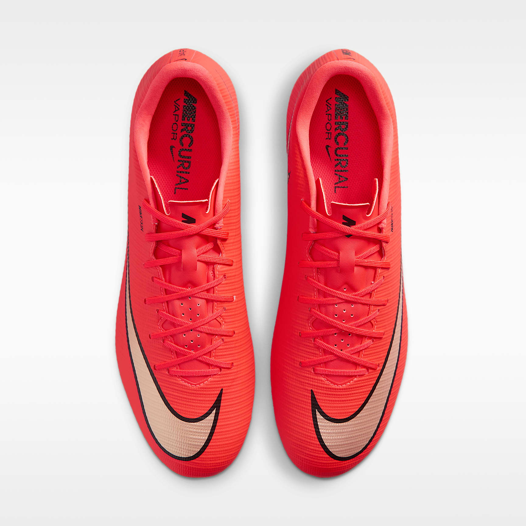 Nike Mercurial Vapor 17 Academy Low-Top-Fußballschuh für weichen Rasen – Bright Crimson/Blur