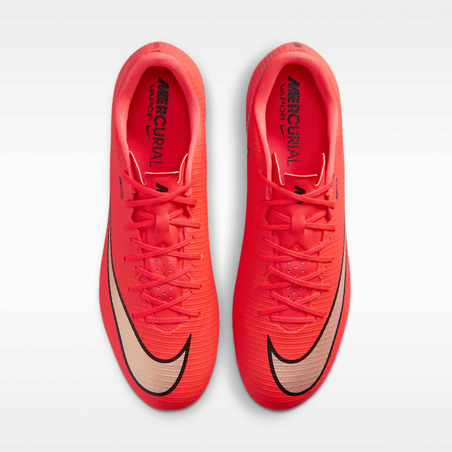 Nike Mercurial Vapor 17 Academy Low-Top-Fußballschuh für weichen Rasen – Bright Crimson/Blur