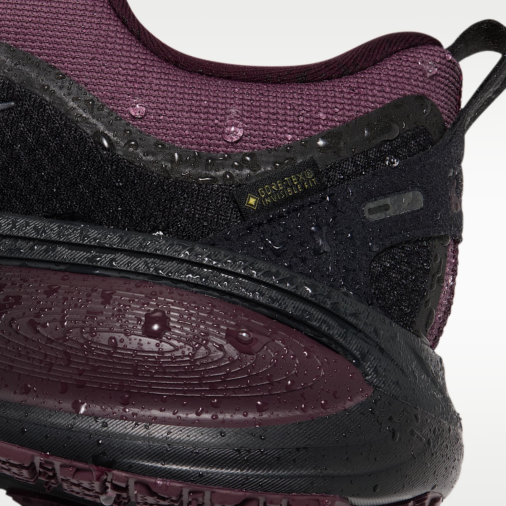Nike Vomero 18 GORE-TEX wasserdichter Straßenlaufschuh mit reflektierenden Akzenten (Herren) – Burgundy Crush/Burgundy Crush/Schwarz