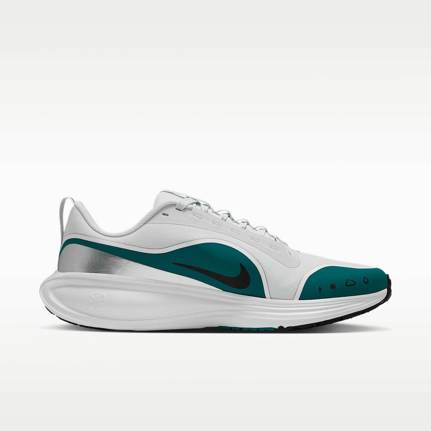 Nike Revolution 8 Utility Straßenlaufschuh (Herren) – Off White/Bright Spruce/Metallic Silver/Schwarz