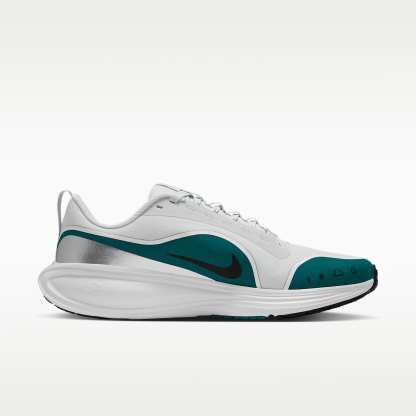 Nike Revolution 8 Utility Straßenlaufschuh (Herren) – Off White/Bright Spruce/Metallic Silver/Schwarz