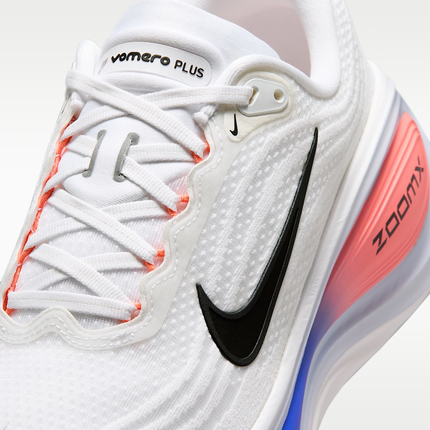 Nike Vomero Plus Straßenlaufschuh (Herren) – Weiß/Atomic Pink/Racer Blue/Schwarz