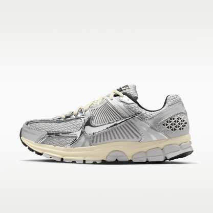 Nike Zoom Vomero 5 Schuh (Herren) – Grey Fog/Metallic Silver/Coconut Milk/Chrome