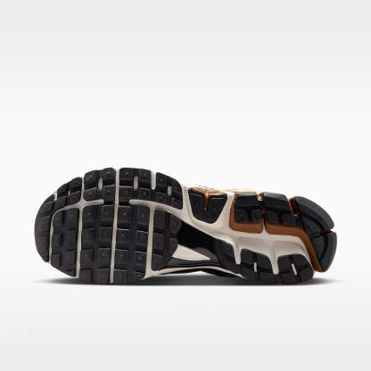 Nike Zoom Vomero 5 Herrenschuh – Light British Tan/British Khaki/Linen/Dark Smoke Grey