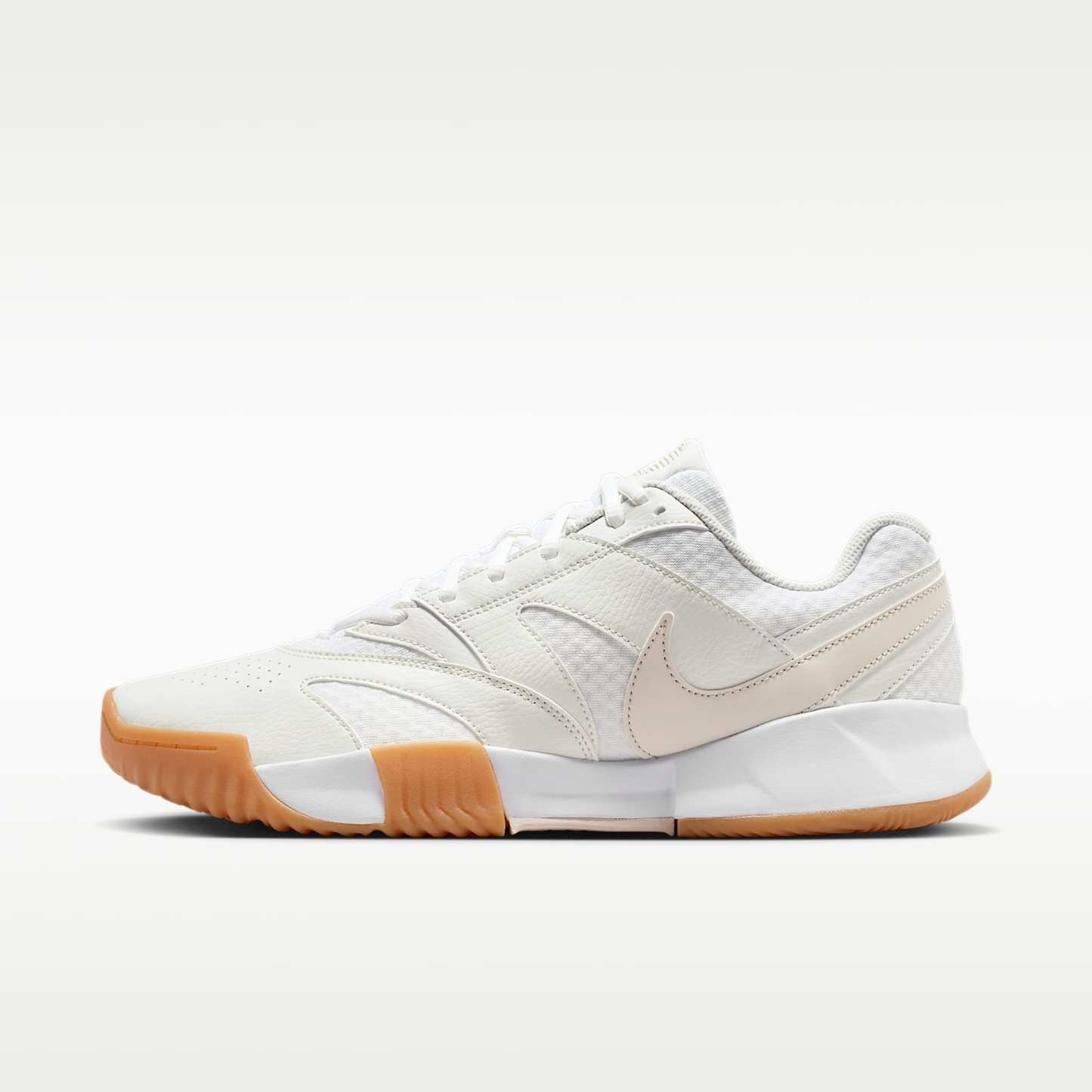 NikeCourt Lite 4 Herren-Tennisschuh für Sandplätze – Weiß/Summit White/Linen/Light Orewood Brown